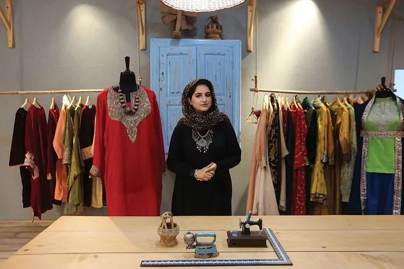 Meet Iqra Ahmad – The woman entrepreneur who started Kashmir’s first online fashion store and is taking Kashmiri Clothing into 21st Century